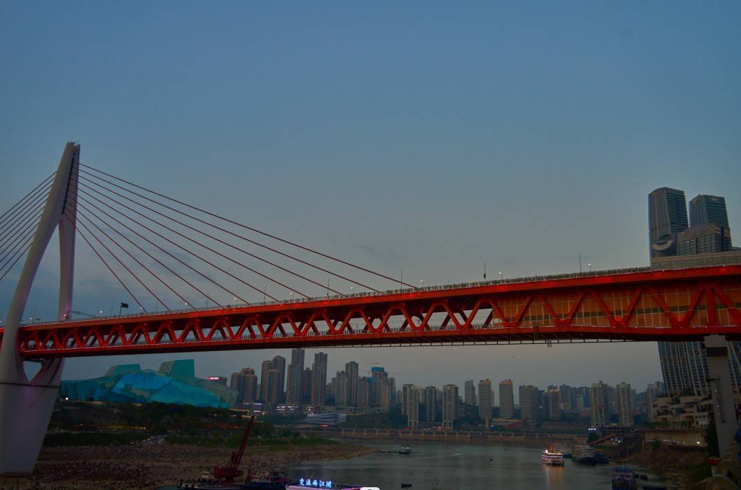 探索山城多维视角 一站式专业测绘与实景三维摄制服务